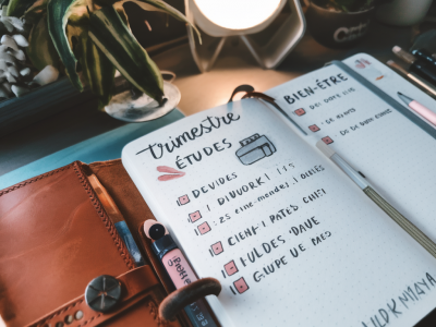 Comment utiliser un bullet journal pour planifier révisions, devoirs et bien-être sur un trimestre